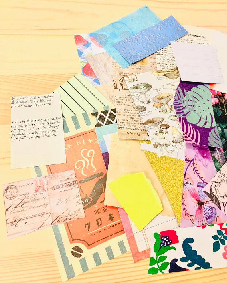 Peut inclure: Un ensemble de papiers color&eacute;s avec diff&eacute;rents motifs et designs. Certains papiers comportent du texte, dont une phrase japonaise, "喫茶 70ネ", qui se traduit par "Caf&eacute; 70".
