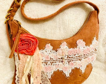 Umhängetasche aus Wildlederimitat, Herbstliche Shabby-Chic-Tasche, Umgearbeitete Tasche, Romantische Spitzentasche, Romantische Tasche, Weiche, mittelgroße Tasche, Boho-Chic