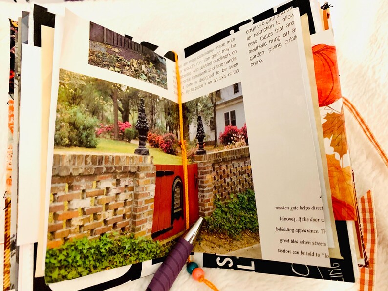 Peut inclure: Un album ouvert pr&eacute;sentant une photographie imprim&eacute;e d'un portail rouge ins&eacute;r&eacute; dans un mur de briques avec des fleurons noirs. La page contient du texte noir sur les portails et le jardin. Un stylo violet avec une perle orange et bleue repose dessus.