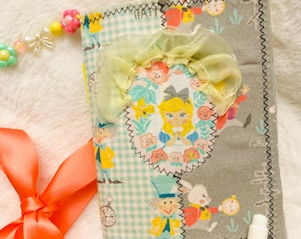 Alice Patch Journal, kleines Alice Stoff Journal, Wunderland Journal, handgemachtes Junk Journal, Herbst Journal, Herbst Journal, Pastell Alice Buch