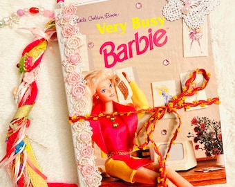 Vintage-Junk-Journal „Very Busy Doll“ von 1993, Kawaii-Puppen-Tagebuch, Upcycling-Planer, farbenfrohes Retro-Junk-Journal, Golden-Book-Junk-Journal