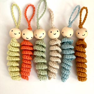 Schlüsselanhänger Raupe „Ruby“