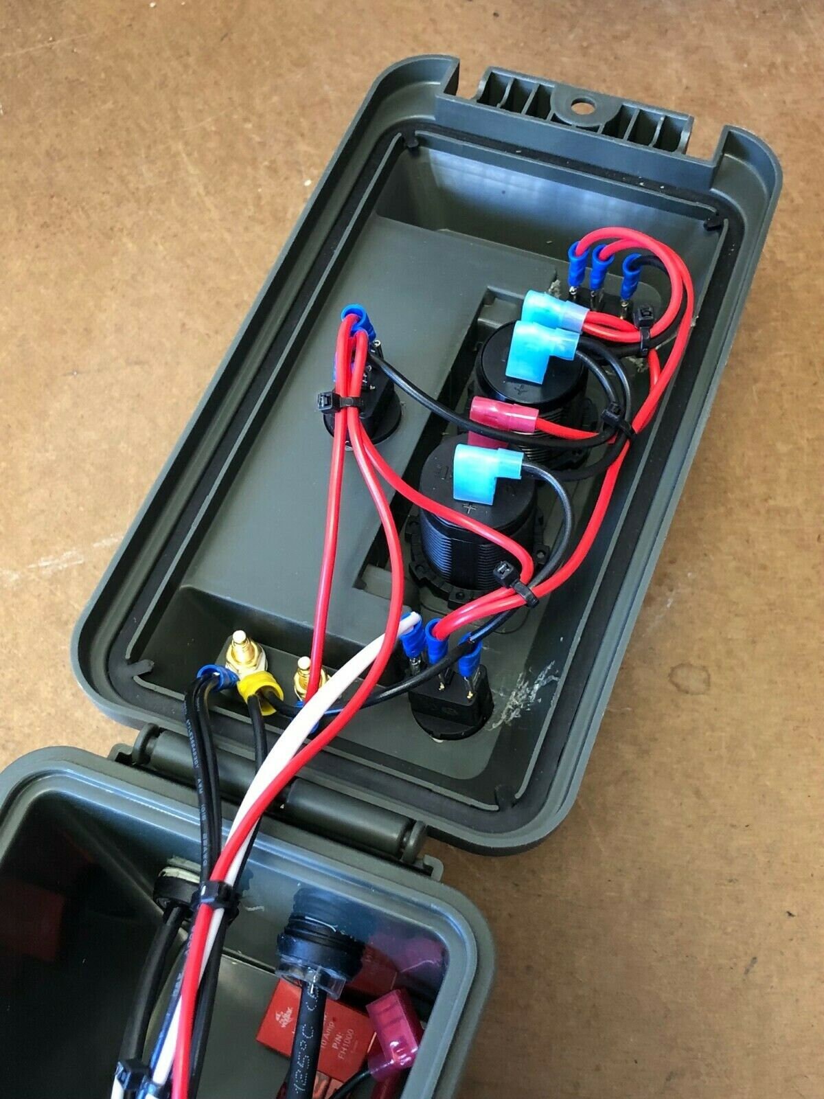 building a ice fishing power box Hole Deluxe DIY Battery/Power Box for Kayaks,