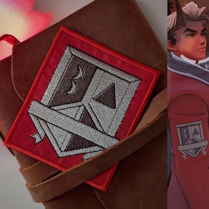 Może przedstawiać: Biały ceramiczny kubek z czarnym uchwytem i napisem "But First, Coffee" czarną, pogrubioną czcionką. Kubek stoi na białej powierzchni. Kubek ma około 10 cm wysokości.