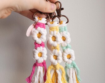Macrame Daisy Keychain | Flower Keychain | Macrame Keychain | Spring & Summer Keychain | Boho Accessory | Bridesmaid Gift | Gift for Her