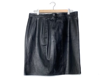 2000s minimalist miniskirt, essential leather bottom.