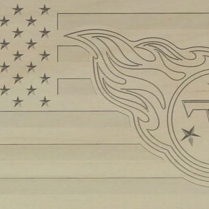 Puede incluir: Un letrero de madera con un diseño de bandera estadounidense y el logotipo de los Tennessee Titans. El logotipo es un círculo con un diseño de llama y una 'T' en su interior. La bandera está en el fondo y tiene 13 rayas y 50 estrellas.