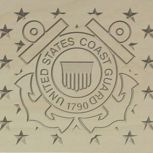 Puede incluir: Una placa de madera con el emblema de la Guardia Costera de los Estados Unidos. El emblema presenta un escudo con un faro, un ancla y las palabras "United States Coast Guard 1790". La placa está rodeada por un borde de estrellas.