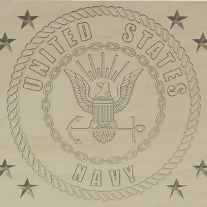Puede incluir: Una placa de madera blanca con un sello azul marino que presenta un águila, un ancla y las palabras "United States Navy". El sello está rodeado por un diseño de cuerda y 13 estrellas.
