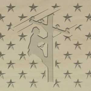 Puede incluir: Una silueta de un trabajador subiendo a un poste de electricidad, sobre un fondo de bandera estadounidense de madera con estrellas.