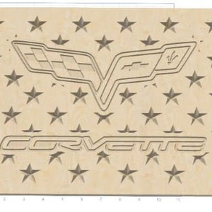 Puede incluir: Placa de madera con un diseño tallado que presenta el logotipo de Corvette y la palabra "Corvette" debajo. El fondo está lleno de estrellas. La placa está hecha de madera de color claro.