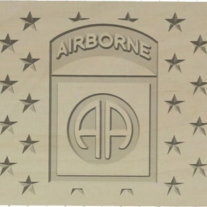 Puede incluir: Una placa de madera con fondo beige y una forma rectangular en relieve de color gris con la palabra "AIRBORNE" en un arco redondeado en la parte superior. Dentro del rectángulo hay un círculo gris con las letras "AA" en una fuente estilizada. El fondo está cubierto de estrellas grises de cinco puntas.