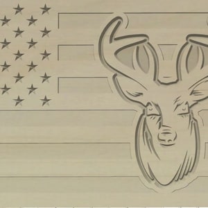 Puede incluir: Una talla de madera de una bandera estadounidense con una cabeza de ciervo en el centro.