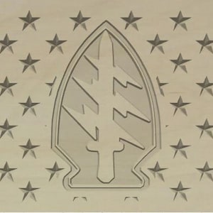 Puede incluir: Una placa de madera beige con un patrón de estrellas grises y un diseño de rayo estilizado gris en el centro.