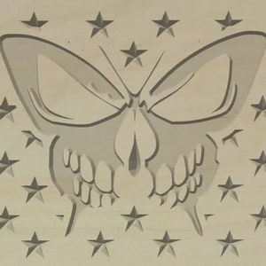 Puede incluir: Una mariposa gris con una cara de calavera está centrada en un fondo de estrellas blancas. Las alas de la mariposa están extendidas y la calavera tiene una sonrisa de dientes.