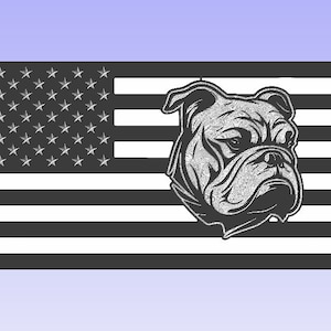 Puede incluir: Una imagen en blanco y negro de una bandera estadounidense con la cabeza de un bulldog en el centro. La cabeza del bulldog está mirando hacia el lado izquierdo de la imagen.