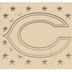 Puede incluir: Un letrero de madera con el logotipo de los Chicago Bears, una "C" estilizada con tres líneas, rodeada de estrellas. El diseño está tallado en la madera de color claro, creando un efecto texturizado. La madera es de color marrón claro.