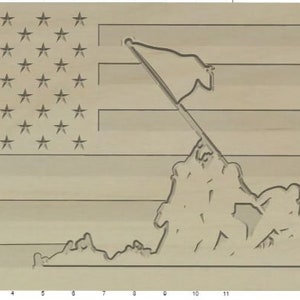 Puede incluir: Una talla de madera de la bandera estadounidense con una representación de la icónica escena de izado de la bandera de Iwo Jima. La bandera se iza en un asta con un asta de bandera en la parte superior. La escena está tallada en relieve y la madera está teñida de un color marrón claro.