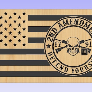 Puede incluir: Una bandera americana de madera con un círculo negro en el centro. El círculo tiene el texto "2nd Amendment" alrededor del exterior, una calavera y huesos cruzados en el centro, y el texto "1791" y "Defend Yourself" alrededor de la calavera.