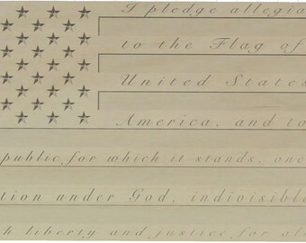 Pode incluir: Uma placa de madeira com o Juramento de Fidelidade aos Estados Unidos da América gravada em escrita cursiva. A placa apresenta uma bandeira americana estilizada com 50 estrelas.