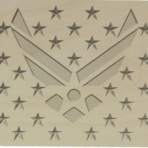 Puede incluir: Una placa de madera con una imagen tallada del emblema de la Fuerza Aérea de los Estados Unidos, un águila estilizada con las alas extendidas, sobre un fondo de 48 estrellas.