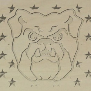 Puede incluir: Una talla de madera de la cara de un bulldog rodeada de un campo de estrellas.