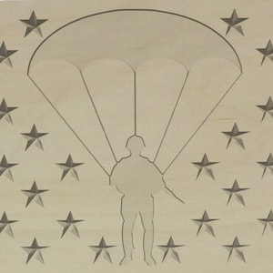 Puede incluir: Un recorte de madera de un paracaidista descendiendo con un paracaídas, rodeado de estrellas.