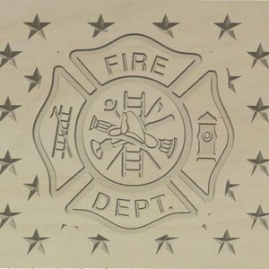 Puede incluir: Una placa de madera con un emblema de bomberos que presenta un casco de bombero, un hacha, una manguera y una escalera. El emblema está rodeado de un campo de estrellas.