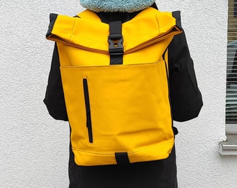 Mochila Toproll de goma en color amarillo.