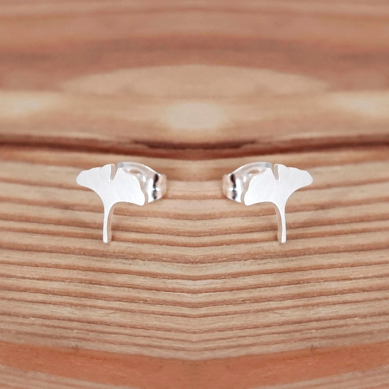 Pendientes Ginkgo joyería minimalista, pendientes que marcan tendencia, pendientes de declaración, regalo para novia imagen 1