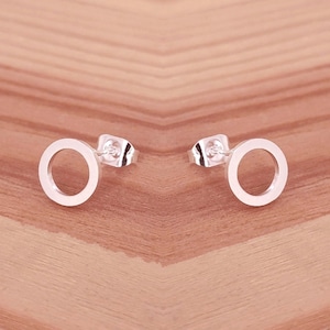 Ring Ohrstecker, medium minimalistischer Schmuck, schlichte Ohrringe, Goldschmuck, Trendsetter Ohrringe, Statement Ohrringe, Geschenk Bild 1