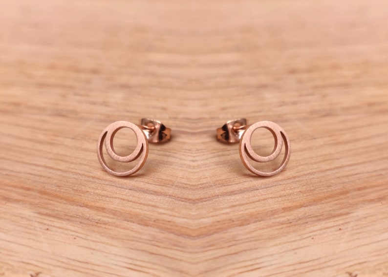 Doppelte Kreise Ohrstecker, klein minimalistischer Schmuck, schlichte Ohrringe, Goldschmuck, Trendsetter Ohrringe, Statement Ohrringe Bild 3