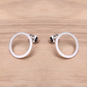 Ring Ohrstecker, groß minimalistischer Schmuck, schlichte Ohrringe, Goldschmuck, Trendsetter Ohrringe, Statement Ohrringe, Geschenk Bild 1