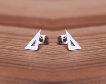 Unregelmäßiges Dreieck Ohrstecker - minimalistischer Schmuck, schlichte Ohrringe, Trendsetter Ohrringe, Statement Ohrringe, Goldschmuck