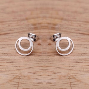 Doppelte Kreise Ohrstecker, klein - minimalistischer Schmuck, schlichte Ohrringe, Goldschmuck, Trendsetter Ohrringe, Statement Ohrringe