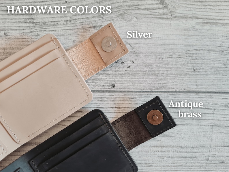 Pu&ograve; includere: Due portafogli in pelle, uno beige e uno nero, con chiusure magnetiche. Il portafoglio beige ha un bottone a pressione argentato, mentre quello nero ha un bottone a pressione in ottone anticato. Il testo "HARDWARE COLORS" &egrave; in alto.