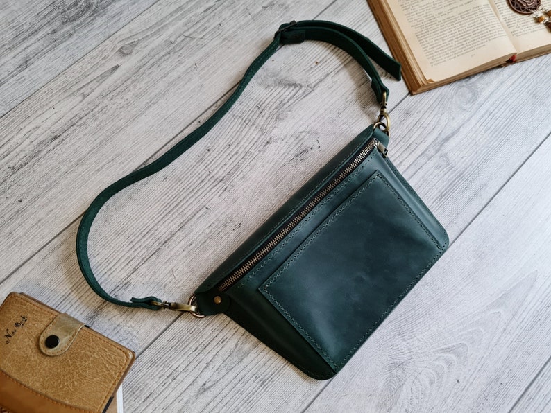 Handmade minimalist womens / mens leather fanny pack with a removable adjustable strap. The belt bag closes with a zipper. The waist bag is available in more than 10 colors. Can be personalized. Cute gift for her and him. Bum bag, hip bag.