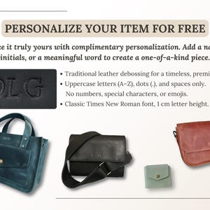 Puede incluir: Una colecci&oacute;n de bolsos de cuero y una cartera con una gu&iacute;a de personalizaci&oacute;n. La imagen muestra un bolso azul verdoso, un bolso bandolera negro, una cartera verde claro y un bolso marr&oacute;n. El texto incluye 'PERSONALIZE YOUR ITEM FOR FREE'.