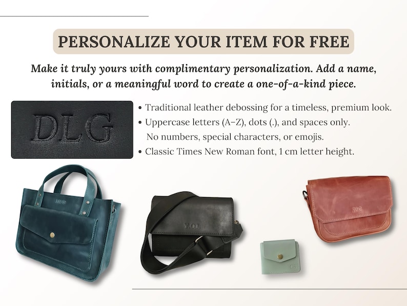 Puede incluir: Una colecci&oacute;n de bolsos de cuero y una cartera con una gu&iacute;a de personalizaci&oacute;n. La imagen muestra un bolso azul verdoso, un bolso bandolera negro, una cartera verde claro y un bolso marr&oacute;n. El texto incluye 'PERSONALIZE YOUR ITEM FOR FREE'.