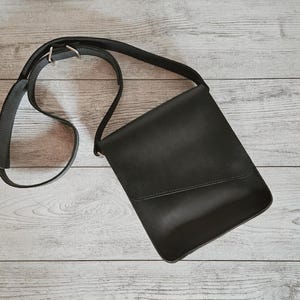 Sac bandoulière en cuir pour homme, petit sac à bandoulière pour homme, sac bandoulière personnalisé, sac messager fait main, sac bandoulière de voyage, cadeau pour lui