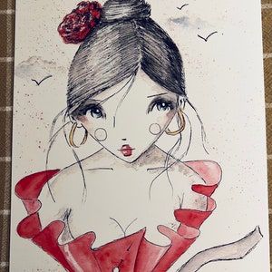 Peut inclure: Une illustration à l'aquarelle d'une femme avec une fleur rouge dans les cheveux, portant une robe rouge à col volanté. L'arrière-plan est rose clair avec des nuages blancs et des oiseaux.