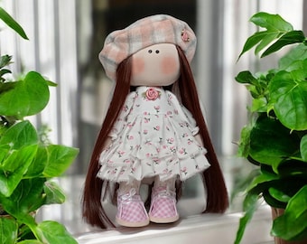 Muñeca textil hecha a mano de 28 cm, vestido floral blanco