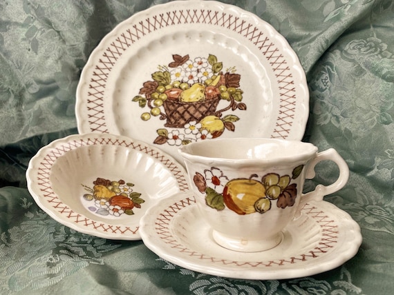 Vintage Vernon Ware by Metlox Fruit Basket Pattern Dinner Plates