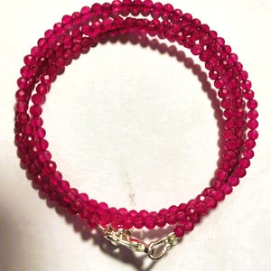 Op de afbeelding: Een roze edelsteen ketting met een zilveren sluiting. De ketting is gemaakt van kleine, gefacetteerde kralen.