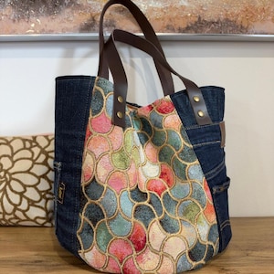 Schoudertas van gerecycled denim en tapijtstof // Jeans draagtas // Duurzame shopper van gerecycled materiaal // Grote emmertas // Omkeerbaar // Leren handvatten