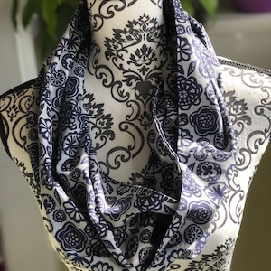 Handgemachter Infinity Schal, blaue Blumen auf grauem Muster, Baumwollmaterial.