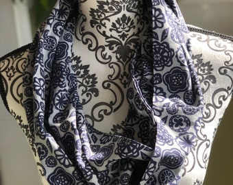 Foulard infini fait à la main, fleurs bleues sur motif gris, matière en coton.