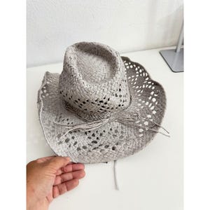 Urban Outfitters Chapeau de cowboy en paille au crochet gris Chapeau de soleil d'été western à tissage ouvert image 2