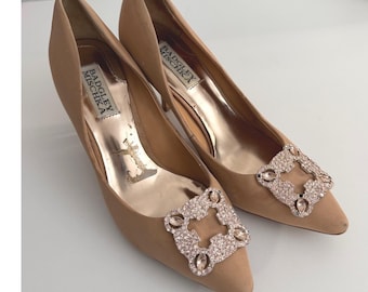 Badgley Mischka Tan Satin Crystal Buckle Pointed Toe Pumps 6M Kitten Heel
