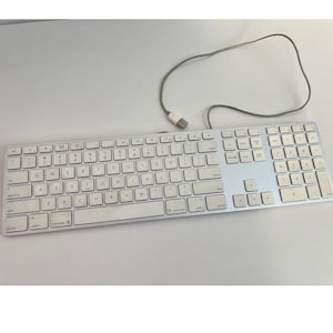 Apple Wired Keyboard with Numeric Keypad MB110LL/B A1243 Aluminum USB Silver